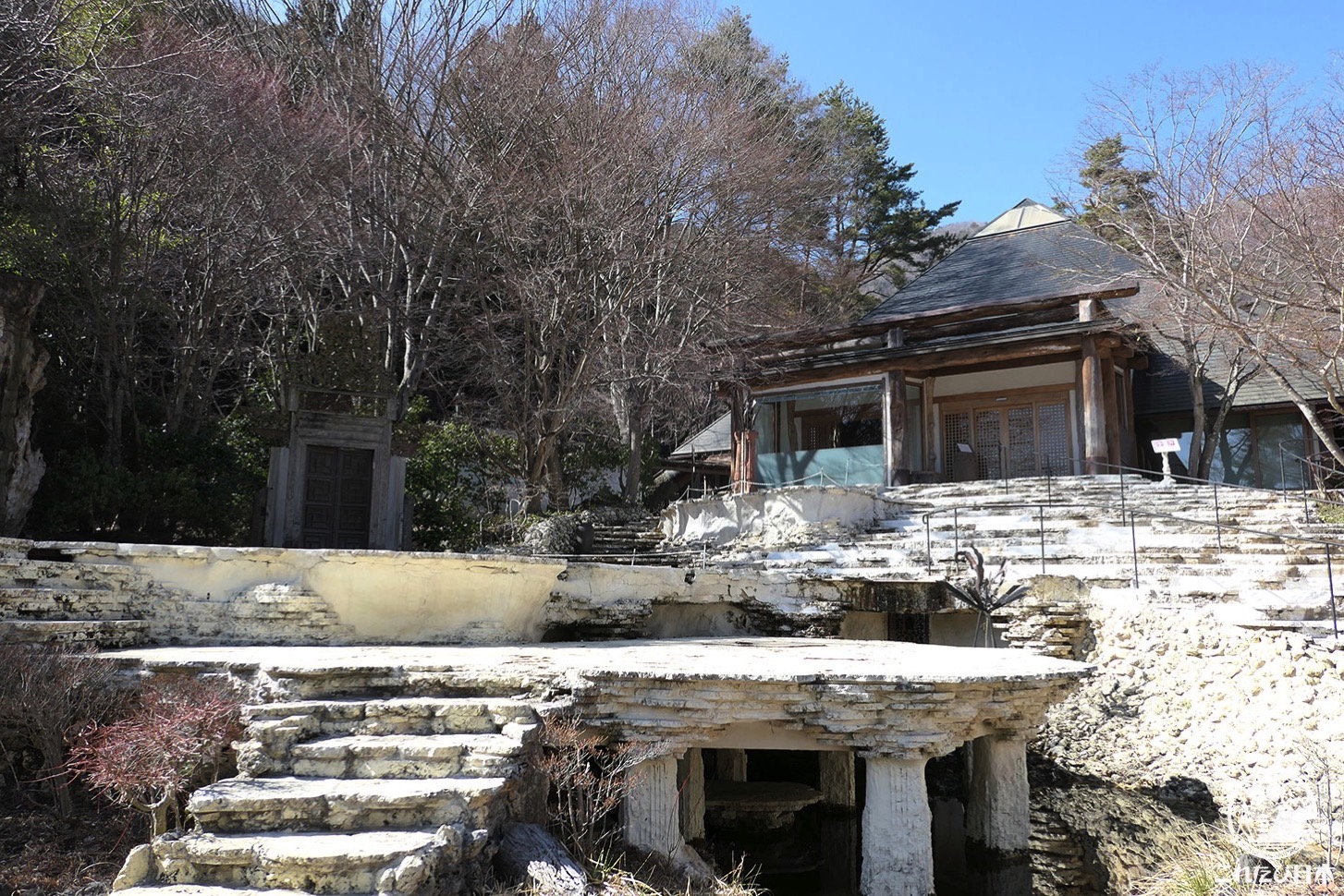 山梨県「久保田一竹美術館」本館